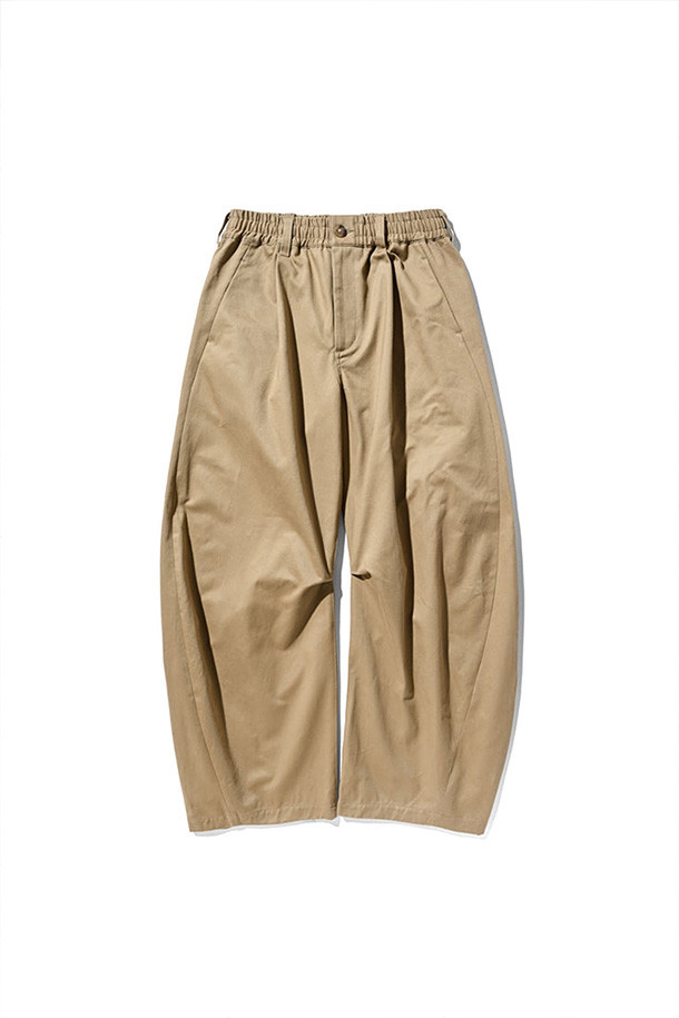 (CLESSTE) 바렐 레그 이지 팬츠 - 베이지는 캐주얼, 미니멀 스타일의 남녀 공용 긴바지입니다. 봄, 가을에 적합하며, 산책룩이나 캠핑룩에 활용하기 좋습니다. 면 소재의 무지 디자인으로, 와이드 및 배기핏의 루즈핏을 연출합니다. 허리 밴딩과 드로우코드가 있어 편안한 착용감을 제공하며, 고밀도 하이카운트 치노 소재로 제작되었습니다.
