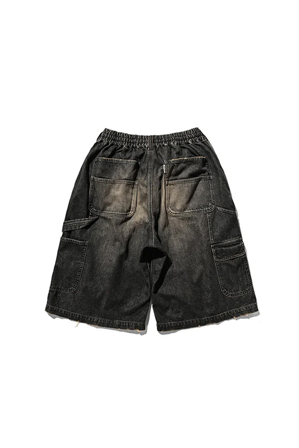 (CLESSTE) 빈티지 블랙 데님 워커 하프 팬츠는 남녀 모두 착용 가능한 루즈핏 하프 팬츠입니다. 10.5oz 데님 소재에 셀비지 데님을 사용하여 내구성을 높였으며, 빈티지 오버다잉 처리로 독특한 색감과 멋을 더했습니다. 페인터 팬츠 디자인과 뒷면 유틸리티 포켓, 내부 드로코드를 통해 실용성을 강조했습니다. 로우/하이 웨이스트로 다양하게 연출 가능하며, 캐주얼, 스트릿, 워크웨어 스타일을 즐겨 입는 분들께 추천합니다. 봄, 여름, 가을, 겨울 사계절 모두 활용 가능한 아이템으로 여행룩, 캠핑룩 등 폭넓게 활용할 수 있습니다.
