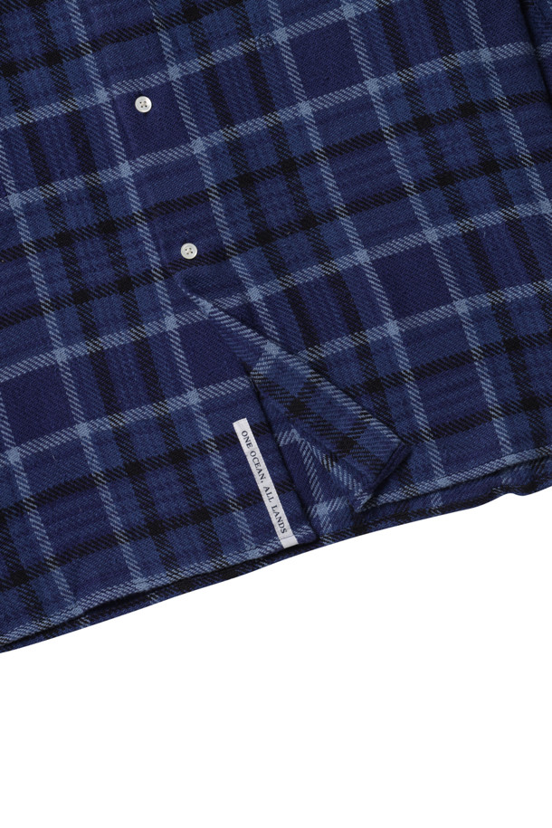 (NANAMICA) 헤비 플란넬 셔츠 - 네이비는 캐주얼, 클래식, 미니멀 스타일을 즐기는 남성을 위한 상의입니다. 면과 폴리에스테르 혼방 소재로 제작되어 부드러운 촉감을 선사하며, 두꺼운 두께감으로 가을, 겨울철 따뜻하게 착용할 수 있습니다. 릴랙스 핏에 레귤러 기장으로 편안한 착용감을 제공하며, 네이비 컬러의 체크 패턴이 돋보입니다. 출근룩과 비즈니스 캐주얼에 활용하기 좋으며, 칼라 디자인과 긴소매로 깔끔한 스타일을 연출합니다. 셔츠 하단에는 로고 자수 디테일이 더해져, 은은한 포인트를 더합니다.
