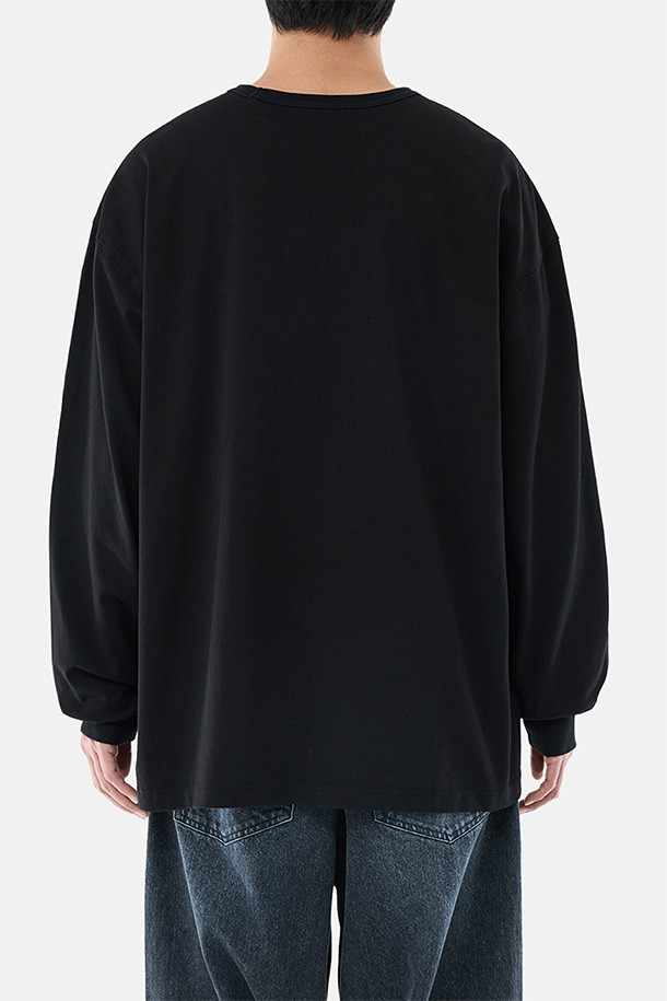 404 GNF(F) L/S 티셔츠 - 블랙은 캐주얼, 스트리트, 미니멀 스타일을 아우르는 긴팔 티셔츠입니다. 봄, 가을, 겨울 계절에 활용하기 좋으며, 일상복으로 편안하게 착용할 수 있습니다. 부드러운 면 소재로 제작되었으며, 오버핏으로 편안한 착용감을 제공합니다. 라운드넥 디자인에 404 GRAPHIC NOT FOUND 그래픽 프린팅이 돋보이며, 손목 립 시접 갈라 처리 및 수축 방지 가공, 골지 립 오프닝 디테일로 완성도를 높였습니다. 겨울철 데일리룩에 개성을 더해보세요.
