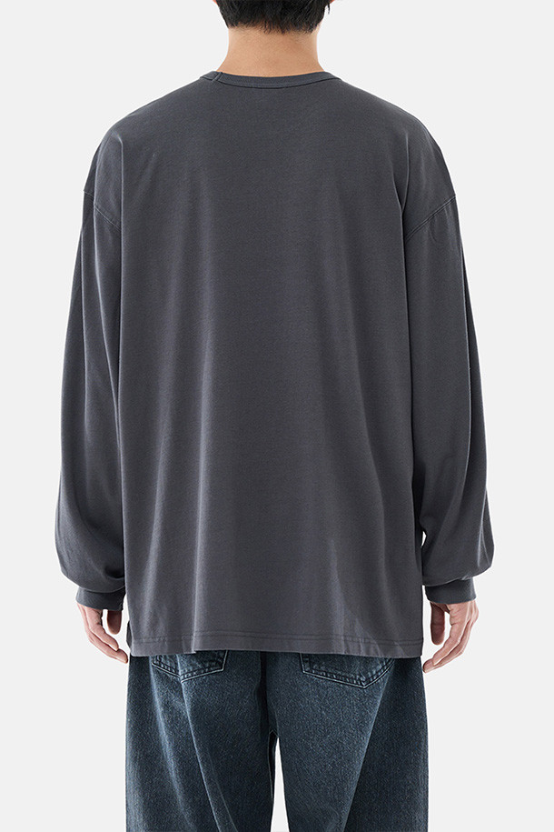 404 GNF(F) L/S 티 - 차콜은 남성용 긴팔 티셔츠입니다. 차콜 컬러에 오버핏으로 제작되어 캐주얼 및 스트릿 스타일을 연출하기 좋습니다. 봄, 가을, 겨울 계절에 적합하며, 부드러운 면 소재로 제작되어 편안한 착용감을 선사합니다. 라운드넥 디자인에 404 GRAPHIC NOT FOUND 그래픽 프린팅이 돋보이며, 골지 립 오프닝, 손목 립 시접 갈라처리, 수축 방지 가공으로 실용성을 더했습니다. 겨울철 데일리룩, 캐주얼, 스트리트, 미니멀 스타일을 즐겨 입는 분들께 추천합니다.
