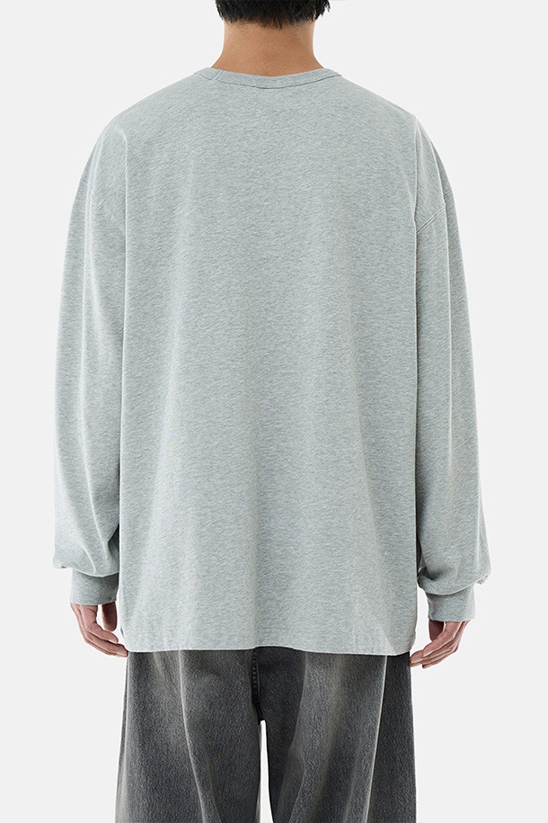 404 GNF(F) L/S 티(TEE) - 헤더 그레이는 남성용 긴팔 티셔츠입니다. 얇은 두께감으로 봄, 가을에 착용하기 좋으며, 캐주얼 및 스트릿 스타일을 연출할 수 있습니다. 오버핏 디자인에 라운드넥으로 편안한 착용감을 선사하며, 부드러운 면 소재를 사용하여 제작되었습니다. "404 GRAPHIC NOT FOUND" 그래픽 프린트와 손목 립 시접 갈라 처리, 골지 립 오프닝 등의 디테일이 돋보이며, 수축 방지 가공으로 실용성을 더했습니다. 동네 마실룩이나 가을 나들이룩에 활용하기 좋은 아이템입니다.
