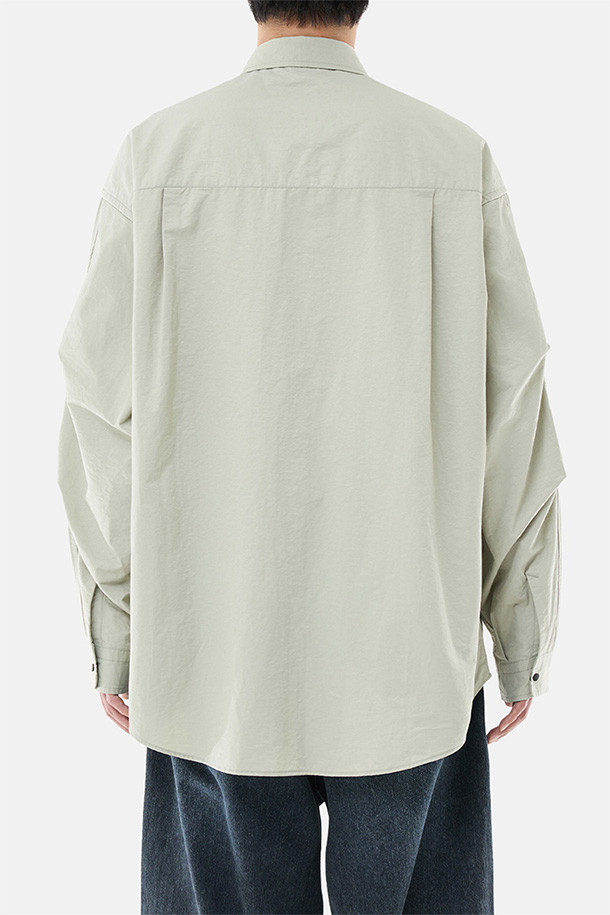 GEAR POCKET 셔츠 - 라이트 토프는 남성용 셔츠로, 봄과 여름에 착용하기 좋습니다. 캐주얼, 미니멀, 시티보이 스타일에 어울리며, 일상, 동네 마실, 여행, 산책 등 다양한 TPO에 활용할 수 있습니다. 라이트 토프 컬러의 오버핏 셔츠로, 레귤러 카라와 긴 소매 기장이 특징입니다. 얇은 두께감의 나일론, 면 혼방 소재에 등판 메쉬 요크, 3개의 입체 포켓, 소매 턱 디테일이 더해져 통기성을 높였습니다. 스냅 여밈 방식의 무지 셔츠로 편안하고 세련된 스타일을 연출해보세요.

