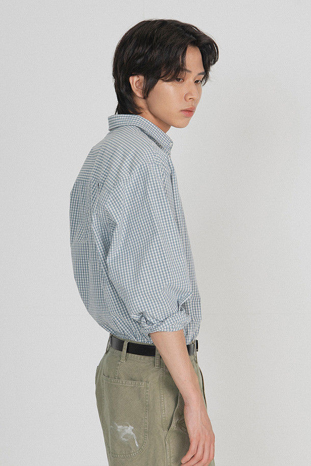 'STEADY SHIRT - BLUE' 셔츠는 클래식과 빈티지 무드를 담아낸, 봄, 여름, 가을 시즌에 적합한 공용 셔츠입니다. 부드러운 촉감의 면 소재에 얇은 두께감으로 편안한 착용감을 선사하며, 루즈핏과 차이나 칼라 디자인이 특징입니다. 섬세한 깅엄 체크 패턴과 자개 단추, 왼쪽 가슴 포켓 디테일이 돋보이며, 타입라이터 워셔 원단, 양면 기모 가공, 바이오워싱 가공으로 완성도를 높였습니다. 데이트룩, 카페룩, 미니멀, 캐주얼 스타일을 즐기는 분들께 추천합니다.
