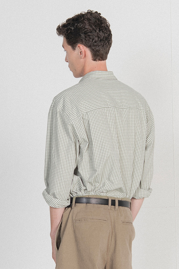 STEADY SHIRT - 올리브 그레이 셔츠는 부드러운 면 소재의 반소매 셔츠입니다. 클래식과 빈티지 무드를 자아내는 깅엄 체크 패턴에 여유로운 핏으로 편안함을 더했습니다. 차이나칼라와 자개 단추, 왼쪽 가슴 포켓이 특징이며, 타입라이터 워셔 원단, 양면 기모, 바이오워싱 가공을 통해 뛰어난 착용감을 선사합니다. 데이트룩, 카페룩, 동네 마실룩 등 다채로운 TPO에 클래식, 캐주얼, 미니멀 스타일로 연출하기 좋습니다.

