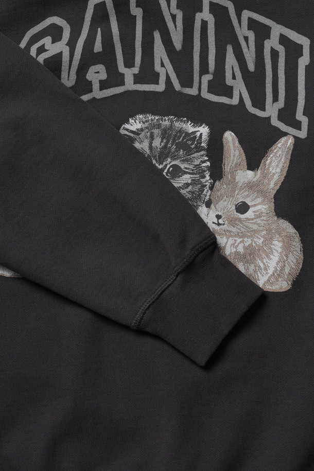 아이솔리 오버사이즈 애니멀 크롭 후디 - 팬텀은 캐주얼 무드의 유니섹스 후드티셔츠입니다. 가을, 겨울에 적합하며, 오버핏 크롭 기장으로 트렌디한 스타일을 연출합니다. 블랙 컬러의 면 소재에 브랜드 레터링과 애니멀, 프린트 무늬가 돋보입니다. 일상, 집콕, 산책 등 다양한 TPO에 활용 가능하며, 캐주얼, 스트리트, 미니멀 스타일을 즐기는 분들께 추천합니다. 긴 소매와 후드 디자인으로 편안함과 스타일을 동시에 잡았습니다.
