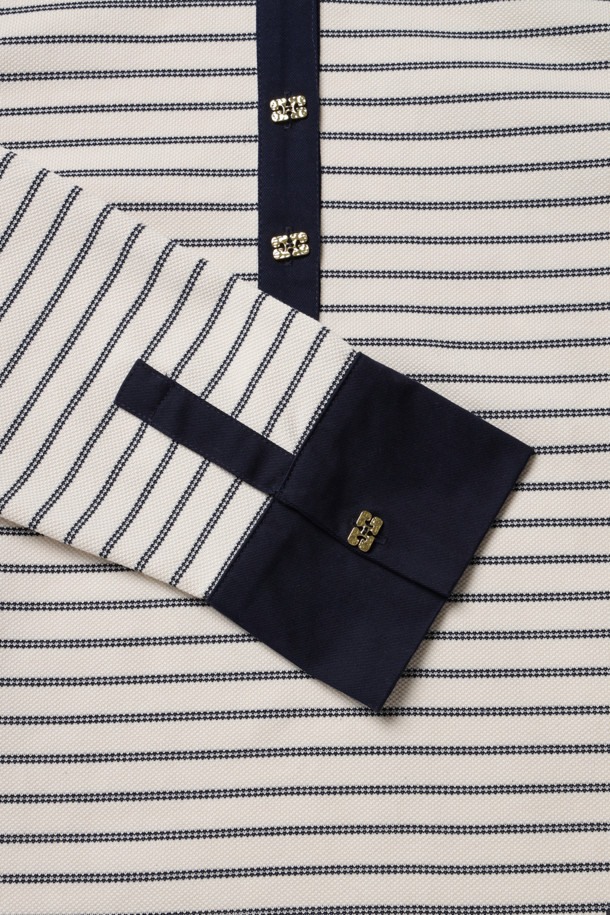 Single Piquet Jersey Polo (싱글 피케 저지 폴로) - Egret는 부드러운 촉감의 면 소재로 제작된 공용 폴로 셔츠입니다. 봄, 가을 계절에 어울리는 레귤러 핏의 긴소매 폴로넥 디자인으로, 캐주얼과 베이직 스타일을 연출합니다. 화이트와 네이비 두 가지 색상으로 제공되며, 스트라이프 패턴과 브랜드 Butterfly 로고 단추, 소매 단추 디테일, 배색 디자인이 특징입니다. 데이트룩과 카페룩에 적합하며, 캐주얼, 클래식, 미니멀 스타일을 선호하는 분들께 추천합니다.
