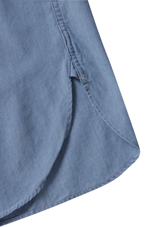 미 해군 샴브레이 셔츠를 기반으로 디자인된 Regular Collar Chambray Shirt - Indigo Bleach입니다. 부드러운 촉감의 얇은 샴브레이 소재로 제작되었으며, 레귤러핏에 긴소매 기장으로 봄, 여름, 가을까지 활용 가능합니다. 캐주얼하고 베이직한 스타일로, 가슴 주머니 디테일과 나나미카 로고 자수가 특징입니다.
