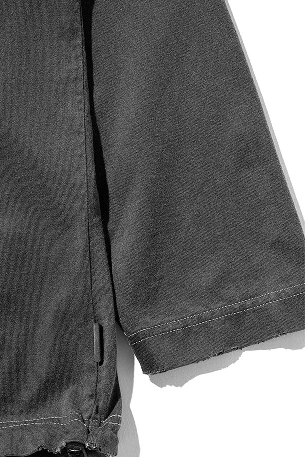 (CLESSTE) 피그먼트 다잉 L/S 티셔츠 위드 드로우스트링 - 페이드 블랙은 빈티지하면서도 모던한 스타일을 연출하는 공용 티셔츠입니다. 면 소재로 제작되어 부드러운 촉감을 선사하며, 봄, 가을에 착용하기 좋습니다. 와이드 핏과 라운드넥 디자인으로 편안한 착용감을 제공하며, 밑단 드로우스트링과 스토퍼 디테일이 특징입니다. 피그먼트 다잉 가공으로 은은한 색감과 자연스러운 워싱을 더했습니다. 산책룩, 집콕룩 등 캐주얼, 미니멀, 시티보이 스타일을 즐기는 분들께 추천합니다.
