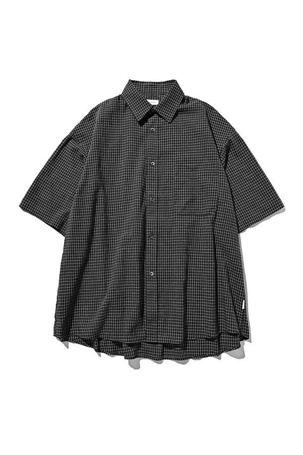(CLESSTE) GRAPH CHECK CLASSIC CITY S/S 셔츠 - 블랙은 아메리칸 클래식 디자인을 기반으로, 현대적인 도시 감성을 담아낸 남성용 셔츠입니다. 봄, 여름 시즌에 어울리는 반소매 디자인으로, 오버핏 실루엣과 체크 패턴이 특징입니다. 비즈니스 캐주얼 및 모임룩에 적합하며, 클래식, 미니멀, 캐주얼 스타일 모두 소화 가능합니다. 입체적인 소매 패턴으로 편안한 착용감을 선사하며, 블랙 컬러로 다양한 하의와 매치하기 좋습니다.
