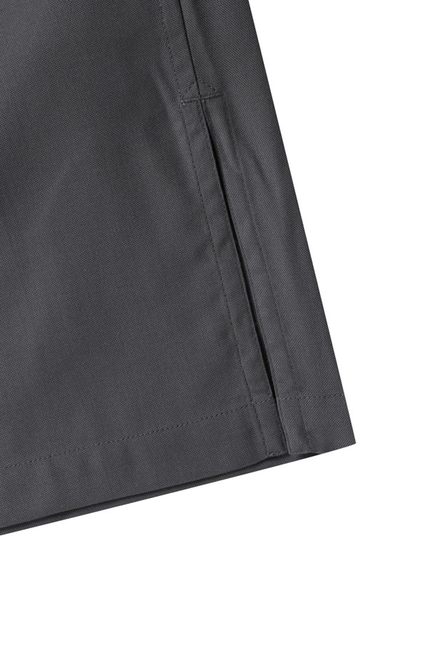 TECH SPORTS OPEN COLLAR SHIRT L/S - CHARCOAL (테크 스포츠 오픈 카라 셔츠 긴소매 - 차콜)는 남성용 셔츠로, 봄, 가을에 착용하기 좋습니다. 차콜 색상의 오버핏 긴소매 셔츠로, 오픈 카라 디자인과 앞면 큰 포켓이 특징입니다. 스포츠 활동이나 일상에서 캐주얼하고 스포티한 스타일을 연출할 수 있으며, 산책룩이나 여행룩에도 적합합니다. 미니멀한 무드를 더하여 다양한 스타일링이 가능합니다.
