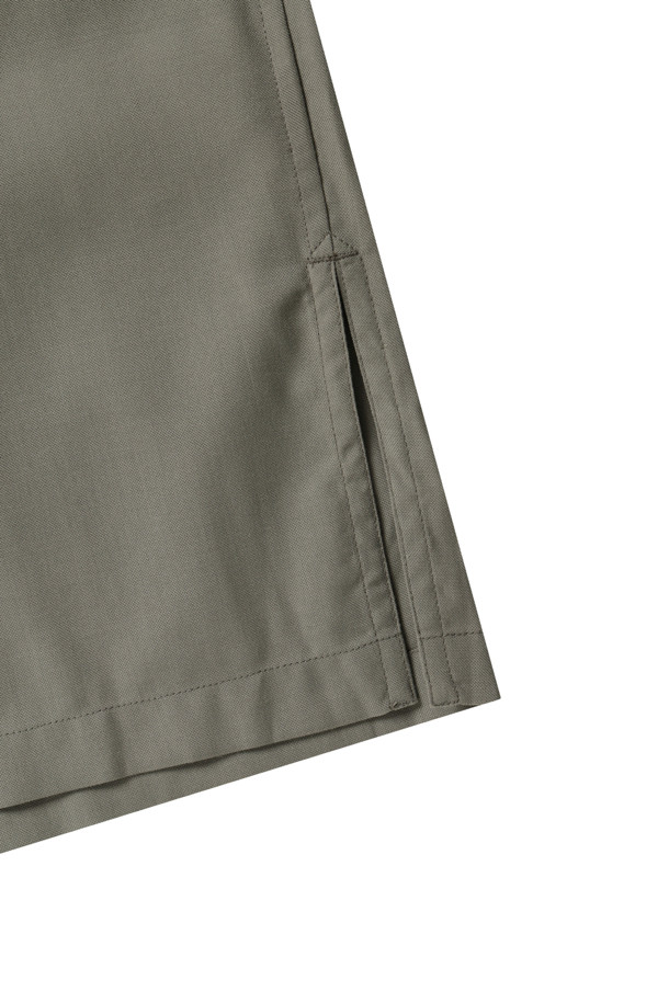 TECH 스포츠 오픈 카라 셔츠 L/S (울프그레이)는 남성용 셔츠입니다. 봄, 가을에 착용하기 좋으며, 스포티와 캐주얼 스타일을 동시에 연출할 수 있습니다. 오버핏으로 편안한 착용감을 제공하며, 오픈 카라 디자인과 긴 소매가 특징입니다. 앞면에는 큰 포켓이 있어 실용성을 더했으며, 데이트룩, 카페룩, 캐주얼, 미니멀, 스포티 스타일을 즐기는 분들께 추천합니다. 
