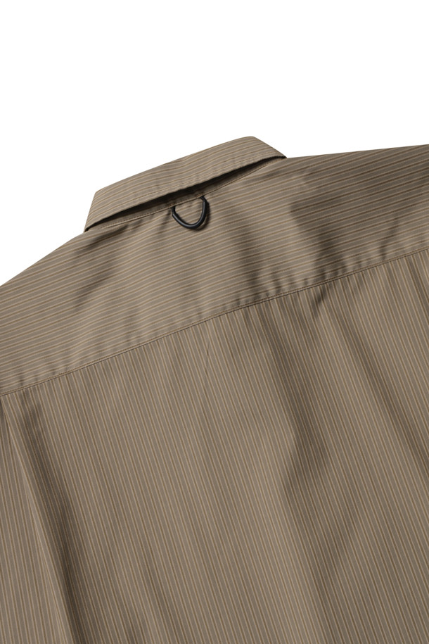 TECH 레귤러 스트라이프 셔츠 L/S - 베이지는 남성용 셔츠로, 베이직하고 캐주얼한 스타일을 연출합니다. 봄, 가을에 적합하며, 오버핏으로 편안한 착용감을 제공합니다. 긴 소매 기장의 레귤러 기장 셔츠로, 스트라이프 및 도비 패턴이 돋보입니다. 가슴에 패치 포켓 디테일이 있으며, 데이트룩, 카페룩, 캐주얼, 클래식, 미니멀 스타일을 완성합니다.
