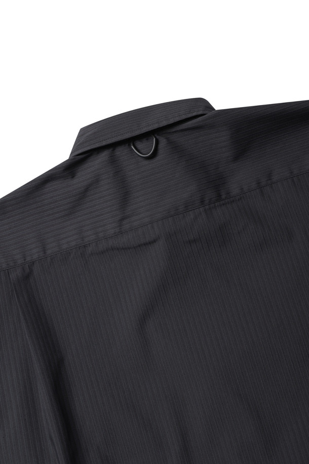 TECH REGULAR STRIPE SHIRT L/S - BLACK (테크 레귤러 스트라이프 셔츠 L/S - 블랙)는 남성용 셔츠로, 일상 및 비즈니스 캐주얼 스타일에 적합합니다. 기본적이면서도 캐주얼한 무드를 연출하며, 봄, 가을에 입기 좋은 긴소매 셔츠입니다. 차이나칼라에 오버핏으로 제작되었으며, 가슴 부분에 패치 포켓이 있어 포인트를 더했습니다. 블랙 컬러 바탕에 스트라이프 패턴과 도비 디자인이 돋보이며, 다양한 스타일링에 활용할 수 있습니다.

