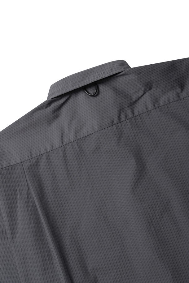 TECH REGULAR STRIPE SHIRT L/S - CHARCOAL (테크 레귤러 스트라이프 셔츠 L/S - 차콜)는 남성용 셔츠로, 봄, 가을에 착용하기 좋습니다. 차콜 컬러의 베이직 스타일 셔츠이며, 핏은 오버핏으로 제작되었습니다. 가슴 패치 포켓과 도비 스트라이프 패턴이 특징이며, 긴 소매 기장입니다. 데이트룩이나 출근룩 등 다양한 TPO에 맞춰 클래식, 미니멀, 캐주얼 스타일을 연출할 수 있습니다.
