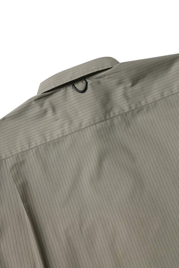 TECH REGULAR STRIPE SHIRT L/S - 울프그레이 셔츠는 남성용 상의로, 봄, 가을에 착용하기 좋습니다. 울프그레이 색상의 스트라이프 도비 패턴이 특징이며, 캐주얼 및 베이직 스타일을 연출합니다. 긴 소매와 오버핏으로 제작되었으며, 가슴 패치 포켓 디테일이 돋보입니다. 출근룩과 모임룩에 적합하며, 캐주얼, 클래식, 미니멀 스타일을 선호하는 분들께 추천합니다.
