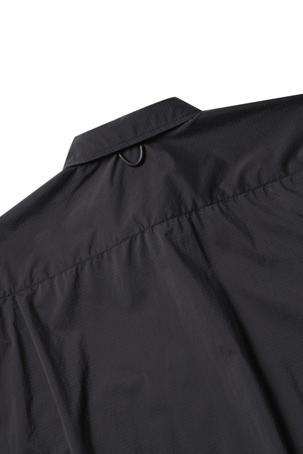 TECH 트래블 셔츠 - 블랙은 여행과 일상에서 활용하기 좋은 남성 셔츠입니다. 봄, 여름 계절에 어울리는 얇은 두께의 레귤러핏 긴소매 셔츠로, 90년대 아웃도어 디자인에서 영감을 받았습니다. 가볍고 활동적인 느낌을 주는 PERTEX 소재를 사용했으며, 레귤러 칼라와 무지 패턴으로 깔끔한 디자인을 연출합니다. 캐주얼, 스포티한 스타일을 선호하는 분들께 적합하며, 여행룩, 휴가룩, 가을 나들이룩으로 활용하기 좋습니다. 왼쪽 앞 주머니가 있어 실용성을 더했습니다.
