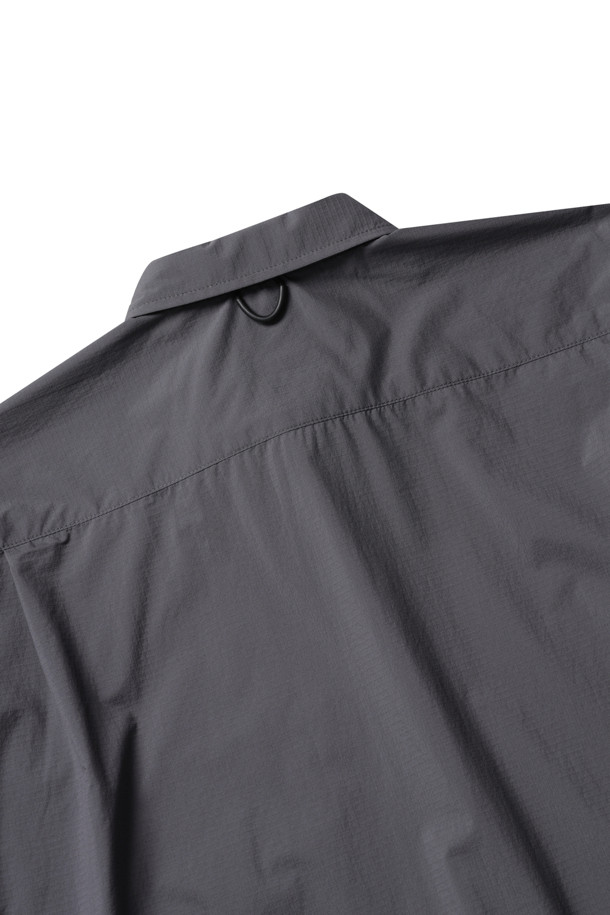 TECH 트래블 셔츠 - 차콜은 여행과 일상 모두에 적합한 남성용 셔츠입니다. PERTEX 소재를 사용하여 봄, 여름, 가을 계절에 가볍게 착용할 수 있으며, 레귤러핏과 레귤러 칼라 디자인으로 편안한 착용감을 제공합니다. 90년대 아웃도어 디자인에서 영감을 받아 캐주얼, 스포티한 스타일을 연출하며, 무지 패턴과 차콜 컬러로 미니멀한 매력을 더했습니다. 왼쪽 앞 주머니 디테일이 돋보이는 긴 소매 셔츠로, 가볍고 실용적인 여행룩을 완성해보세요.
