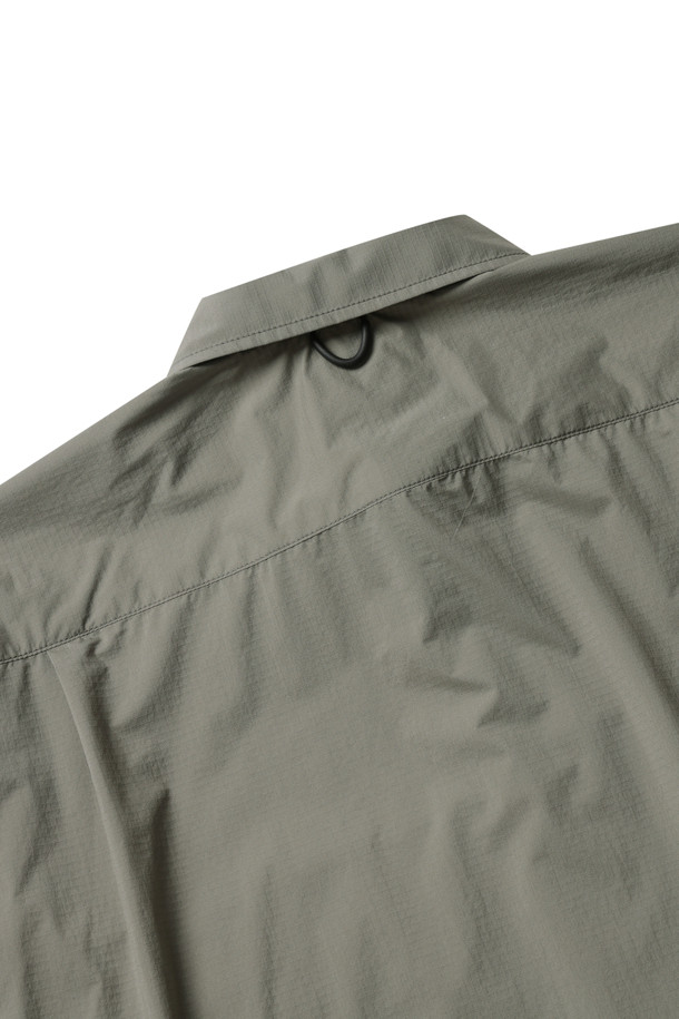 TECH 트래블 셔츠 - 울프 그레이는 여행과 일상에서 활용하기 좋은 남성 상의입니다. 얇은 두께의 PERTEX 소재로 제작되어 초경량의 편안한 착용감을 제공합니다. 레귤러 핏과 레귤러 칼라 디자인에 90년대 아웃도어 스타일을 더했으며, 무지 패턴과 긴소매 디자인으로 미니멀, 캐주얼, 고프코어 스타일을 연출하기 좋습니다. 울프 그레이 색상으로 어떤 옷에도 쉽게 매치할 수 있으며, 왼쪽 앞 주머니는 실용성을 더합니다. 가을 나들이룩, 여행룩으로 활용하여 멋스러운 스타일을 완성해보세요.
