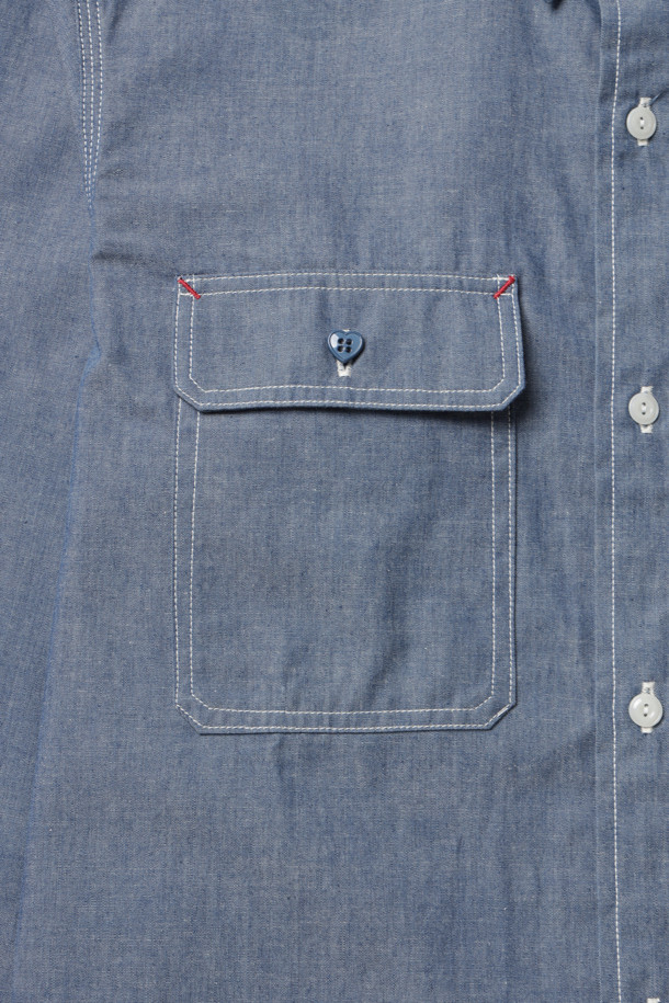 **CHAMBRAY SHIRT - INDIGO (샴브레이 셔츠 - 인디고)**

캐주얼한 스타일을 연출하기 좋은 샴브레이 셔츠입니다. 얇은 두께감으로 봄, 여름, 가을, 세 계절에 걸쳐 활용할 수 있습니다. 인디고 컬러의 무지 디자인으로 다양한 하의와 매치하기 용이합니다. 레귤러핏에 차이나칼라, 긴 소매 기장으로 제작되었으며, 비대칭 포켓 디자인과 하트 모양 종이 라벨이 특징입니다. 셀비치 샴브레이 원단으로 제작되어 고급스러운 착용감을 선사합니다.
