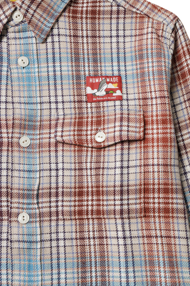 CHECK SHIRT - 화이트 셔츠는 면 소재로 제작되어 봄, 가을에 착용하기 좋은 남성용 셔츠입니다. 캐주얼, 미니멀, 클래식 스타일을 아우르며, 동네 마실룩이나 데이트룩에 적합합니다. 차이나칼라에 긴 소매, 레귤러핏으로 디자인되었으며, 얇은 두께감으로 편안한 착용감을 선사합니다. 화이트, 레드, 블루 세 가지 컬러로 출시되었으며 가슴 포켓 2개, 버튼 커프스, 전면 오리 그래픽 로고 패치, 후면 하트 로고 자수 디테일로 포인트를 더했습니다. 레귤러 기장의 체크 패턴 셔츠입니다.
