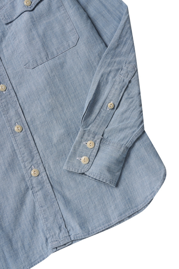 샴브레이 투 포켓 웨스턴 셔츠 - 라이트 블루는 가볍고 시원한 착용감을 선사하는 남성용 웨스턴 셔츠입니다. 얇은 두께의 샴브레이 면 소재로 제작되어 봄, 여름 시즌에 적합하며, 캐주얼, 클래식, 미니멀 스타일을 즐기는 데이트룩 연출에 좋습니다. 전면에 투 포켓 디자인과 웨스턴 요크 디테일이 특징이며, 슬림핏으로 깔끔한 실루엣을 연출합니다. 라이트 블루 컬러와 차이나 칼라, 긴 소매 기장으로 세련된 분위기를 더합니다.
