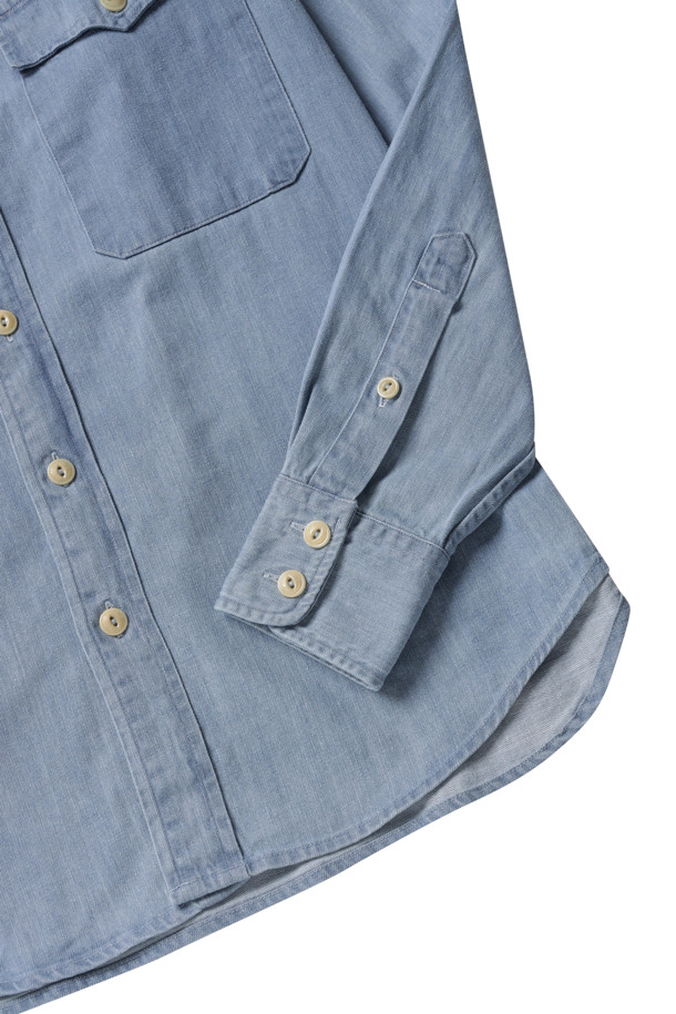 데님 투 포켓 웨스턴 셔츠 - 블리치 워시입니다. 봄, 가을에 어울리는 캐주얼, 웨스턴 스타일의 긴소매 셔츠로, 동네 마실룩이나 가을 나들이룩에 적합합니다. 슬림핏 디자인에 7.6oz의 데님 소재와 면 혼방으로 제작되어 편안한 착용감을 제공합니다. 투 포켓 디자인과 요크 스티치 디테일이 돋보이며, 인디고 염색과 워싱 가공을 거쳐 빈티지한 매력을 더했습니다. 캐주얼, 클래식, 미니멀 스타일을 즐기는 분들께 추천합니다.

