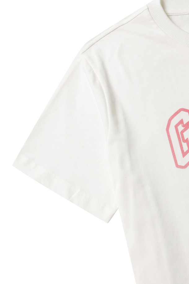 에그렛 컬러의 베이직 코튼 저지 포도 릴랙스드 티셔츠입니다. 부드러운 촉감의 면 소재로 제작되어 봄, 여름철 편안하게 착용하기 좋습니다. 라운드넥에 릴랙스 핏으로 캐주얼한 스타일을 연출하며, 일상 및 동네 마실룩, 봄 소풍룩에 적합합니다. 티셔츠 전면에 포도 그래픽 디자인이 프린팅되어 있어 미니멀하면서도 포인트를 더합니다. 반소매 기장의 얇은 두께로 가볍게 즐겨 입기 좋습니다.
