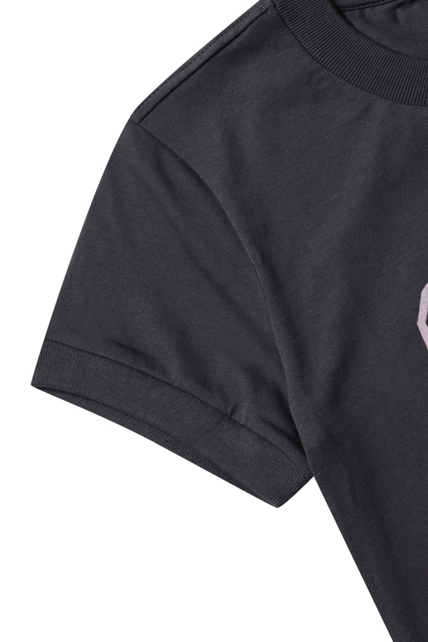 베이직 코튼 저지 푸들 베이비 핏 티셔츠 - 팬텀은 부드러운 촉감의 면 소재로 제작된 여성용 티셔츠입니다. 캐주얼하고 베이직한 스타일로 일상에서 편안하게 착용하기 좋으며, 봄, 여름 시즌에 적합합니다. 슬림핏과 베이비핏으로 디자인되어 있으며, 라운드넥과 반소매 기장으로 활동성을 더했습니다. 팬텀 블랙 컬러에 귀여운 강아지 푸들 캐릭터 패턴이 더해져 미니멀하면서도 사랑스러운 포인트를 줍니다. 가볍고 얇은 저지 소재로 제작되어 동네 마실룩이나 산책룩에 활용하기 좋습니다.
