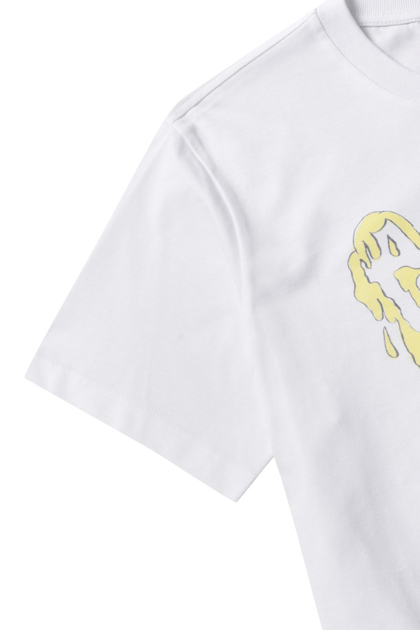 베이직 코튼 (Basic Cotton) 저지 테디 릴렉스드 티셔츠 - 브라이트 화이트는 부드러운 면 소재로 제작되어 편안한 착용감을 선사합니다. 밝은 화이트 컬러에 곰돌이 그래픽 디자인이 귀엽고 캐주얼한 무드를 더하며, 릴렉스핏으로 활동성을 높였습니다. 라운드넥과 반소매 기장으로 봄, 여름철 데일리룩으로 활용하기 좋습니다. 동네 마실룩이나 봄 소풍룩에 매치하여 미니멀하면서도 사랑스러운 스타일을 연출해보세요. 가볍고 얇은 두께감으로 시원하게 착용할 수 있습니다.
