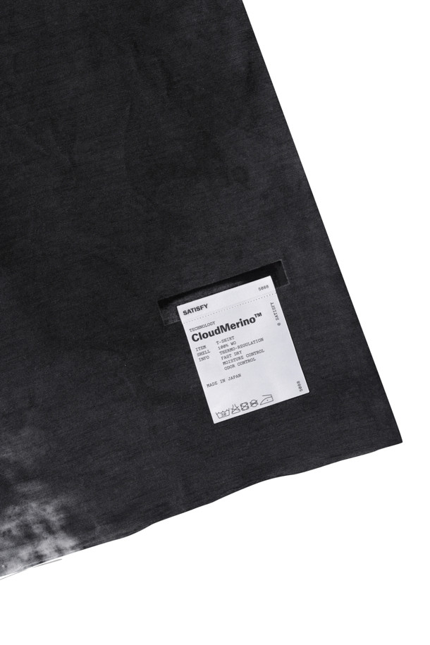 (SATISFY RUNNING) 클라우드 메리노 티셔츠 - 5088-SBBK-CO 선 블리치드 블랙은 러닝룩을 위한 스포티하고 미니멀한 스타일의 티셔츠입니다. 메리노 울 소재로 제작되어, 부드러운 촉감과 함께 흡습, 속건 기능, 냄새 방지 기능을 제공합니다. 사계절용으로, 얇은 두께감과 레귤러 핏으로 편안하게 착용 가능하며, 라운드넥과 반소매 디자인으로 활동성을 높였습니다. 햇빛에 바랜 듯한 블랙 컬러의 무지 디자인은 어떤 러닝룩에도 자연스럽게 어울립니다. 체온 조절 기능으로 쾌적한 러닝을 돕는 클라우드 메리노 티셔츠를 경험해 보세요.
