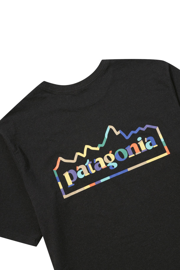 멘즈 유니티 핏츠 리스폰서빌리티 티셔츠 (잉크 블랙)는 남성용 티셔츠입니다. 베이직한 스타일로 일상생활에서 편안하게 착용하기 좋습니다. 라운드넥 디자인에 루즈핏으로 제작되어 활동성을 높였습니다. 봄, 여름 시즌에 적합하며, 블랙 컬러에 로고 패턴으로 포인트를 주었습니다. 골지 넥라인, 테이핑 어깨 솔기, 일자 밑단 마감으로 깔끔한 착용감을 선사합니다.
