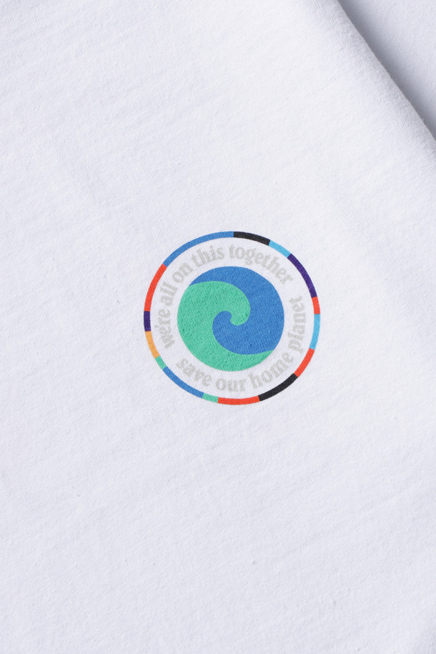 멘즈 유니티 피츠 리스폰서빌리티 티 - 화이트는 캐주얼하고 베이직한 스타일의 남성용 티셔츠입니다. 라운드넥 디자인에 릴랙스 핏으로 편안한 착용감을 선사하며, 봄, 여름 시즌에 적합합니다. 화이트 컬러 바탕에 로고 또는 프린트 패턴으로 포인트를 주었으며, 반소매 기장과 레귤러 기장으로 제작되었습니다. 골지 넥라인과 테이핑 처리된 어깨 솔기, 일자 밑단 마감으로 깔끔한 디자인을 완성했습니다. 일상생활에서 편안하게 착용하기 좋은 아이템입니다.
