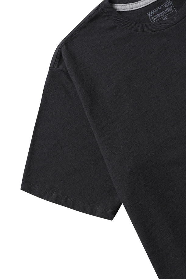 남성용 P-6 로고 레스폰서빌리티 티 - 블랙은 캐주얼하고 미니멀한 스타일을 추구하는 남성들을 위한 티셔츠입니다. 라운드넥 디자인에 여유로운 핏으로 편안한 착용감을 선사하며, 봄, 여름 시즌에 활용하기 좋습니다. 일상생활은 물론, 가벼운 산책이나 동네 마실룩으로도 적합합니다. 어깨 솔기에 테이핑 처리가 되어 있어 내구성을 높였으며, 깔끔한 일자 밑단 마감으로 디자인의 완성도를 더했습니다. 블랙 컬러에 로고 패턴이 돋보이는 베이직한 티셔츠입니다.
