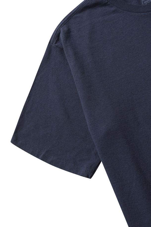 Mens P-6 로고 리스폰서빌리티 티 - 뉴 네이비는 남성용 티셔츠입니다. 네이비 컬러에 로고 프린트가 돋보이는 캐주얼하고 베이직한 스타일의 반소매 티셔츠로, 봄, 여름에 착용하기 좋습니다. 여유로운 핏과 라운드넥 디자인으로 편안하게 착용할 수 있으며, 일상, 산책, 여행 등 다양한 TPO에 활용할 수 있습니다. 목 부분 골지 디테일과 테이핑 처리된 어깨 솔기, 일자 밑단 마감으로 깔끔한 디자인을 완성했습니다.
