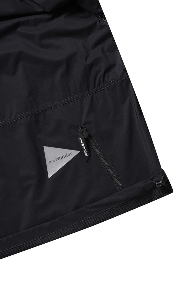 **퍼텍스 윈드 티 - 블랙**

가볍고 얇은 두께의 퍼텍스 소재로 제작된 블랙 컬러의 반소매 티셔츠입니다. 방풍 및 방수 기능을 갖춰 변덕스러운 날씨에도 쾌적하게 착용할 수 있으며, 일상 및 아웃도어 활동에 적합합니다. 레귤러 핏으로 편안하며, 라운드넥 디자인에 미니멀하고 스포티한 스타일을 연출합니다. 반사 로고 프린트가 돋보이며, 휴대와 보관이 용이한 파우치를 함께 제공합니다. 봄, 여름 시즌 산책, 여행, 등산 시 활용하기 좋습니다.
