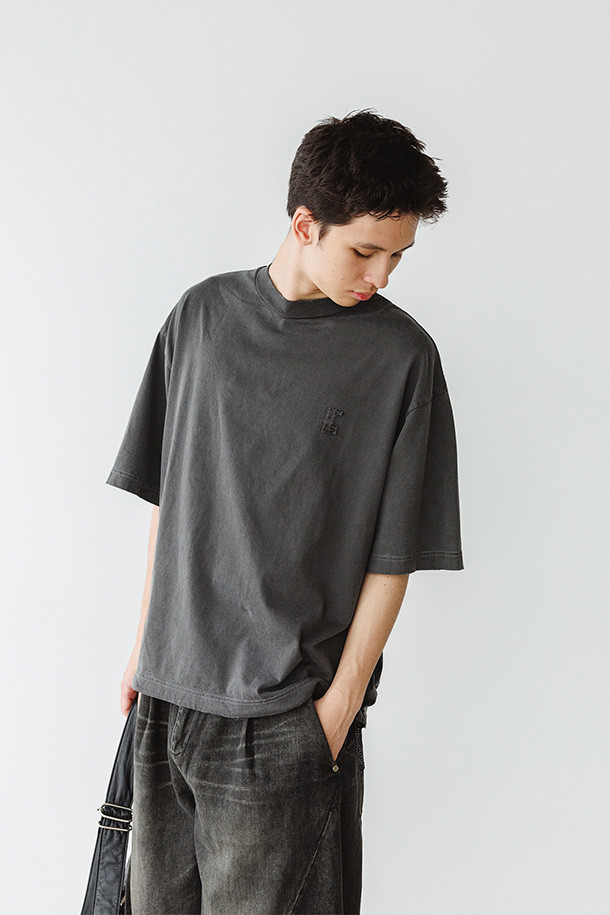 (CLESSTE) 피그먼트 다잉 S/S 티셔츠 - 페이드 블랙은 빈티지하면서도 모던한 스타일을 추구하는 남성 고객을 위한 반소매 티셔츠입니다. 면 소재로 제작되어 부드러운 촉감을 선사하며, 피그먼트 다잉 가공으로 자연스러운 페이드 블랙 컬러를 연출합니다. 밑단 드로우스트링과 스토퍼 디테일은 와이드핏의 실루엣을 조절하여 캐주얼, 미니멀, 스트리트 스타일 등 다양한 룩을 소화할 수 있게 합니다. 여행룩이나 캠핑룩과 같은 TPO에도 적합하며, 봄, 여름 시즌에 활용하기 좋습니다. 라운드넥 디자인으로 편안하게 착용할 수 있습니다.
