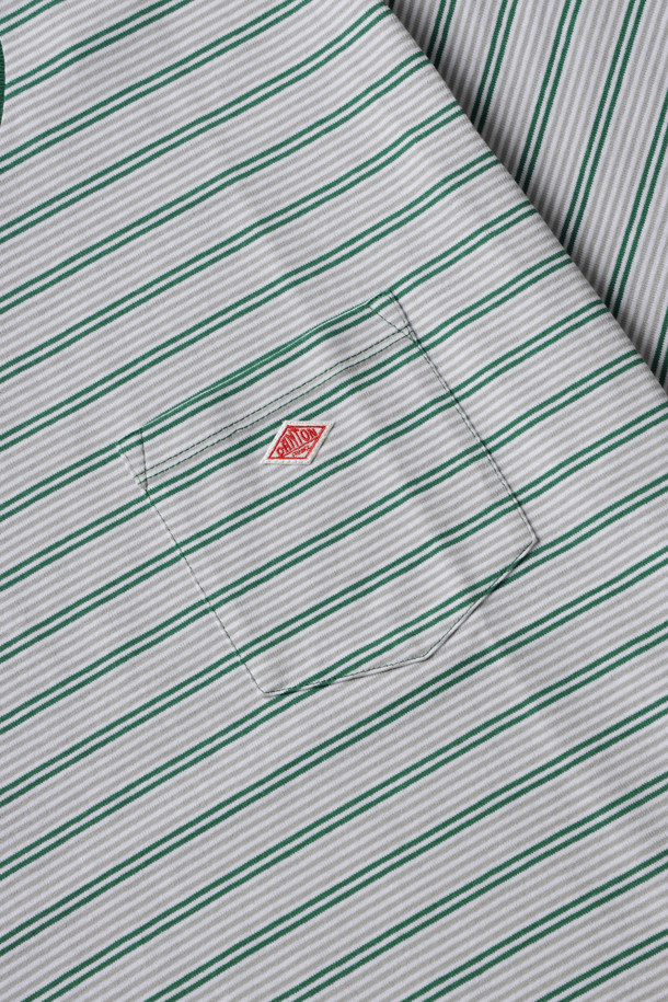 **MENS SHORT SLEEVE POCKET T-SHIRT STRIPE - GREEN X GREY (남성 반소매 포켓 티셔츠 스트라이프 - 그린 X 그레이)**

산뜻한 그린과 그레이 컬러 배색의 스트라이프 패턴이 돋보이는 남성용 반팔 티셔츠입니다. 부드러운 면과 폴리에스테르 혼방 소재로 제작되어 편안한 착용감을 선사하며, 캐주얼하고 베이직한 스타일을 연출합니다. 라운드넥 디자인에 루즈핏으로 제작되어 활동성이 뛰어나며, 가슴 포켓과 DANTON (당통) 로고 패치가 포인트를 더합니다. 봄, 여름 시즌 일상에서 동네 마실룩 또는 산책룩으로 활용하기 좋은 아이템입니다.
