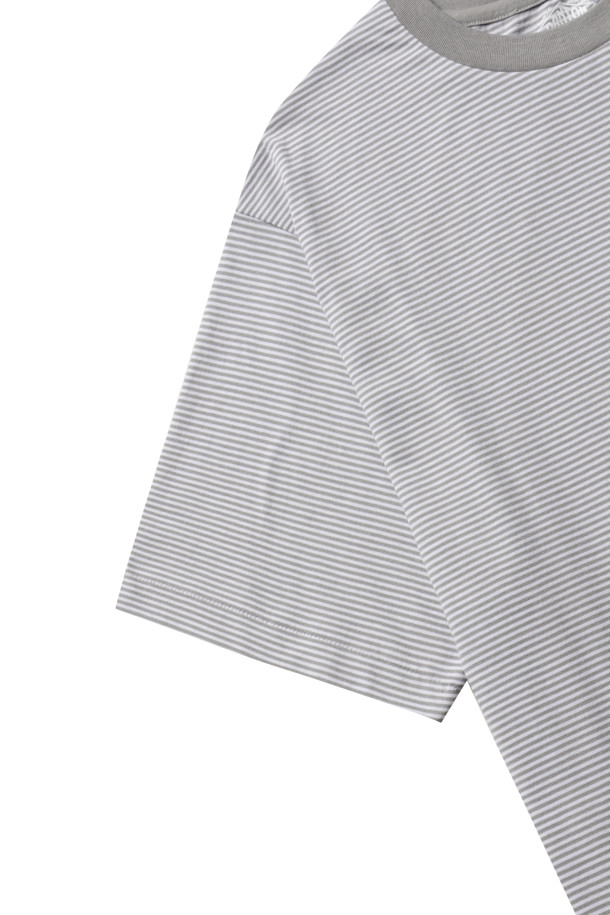 MENS(멘즈) SHORT SLEEVE(숏 슬리브) T-SHIRT(티셔츠) STRIPE(스트라이프) - GREY(그레이) X WHITE(화이트)는 남성용 반소매 티셔츠입니다. 봄, 여름 시즌에 적합하며, 베이직하고 캐주얼한 스타일을 연출하기 좋습니다. 면과 폴리에스테르 혼방 소재로 제작되어 부드러운 촉감을 선사합니다. 레귤러핏에 라운드넥 디자인, 얇은 두께로 편안하게 착용할 수 있습니다. 그레이와 화이트 컬러의 스트라이프 패턴이 돋보이며, DANTON(단톤) 로고 패치가 포인트로 더해졌습니다.
