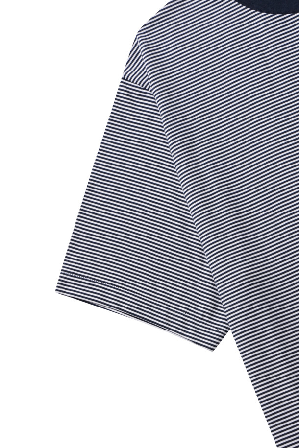 네이비와 화이트 스트라이프 패턴이 돋보이는 남성용 반팔 티셔츠입니다. 봄, 여름 시즌 데일리룩으로 활용하기 좋으며, 베이직하고 캐주얼한 스타일을 연출합니다. 면과 폴리에스테르 혼방 소재로 제작되어 부드러운 촉감과 얇은 두께감, 빠른 건조 기능이 특징입니다. 라운드넥과 레귤러핏으로 편안한 착용감을 제공하며, 왼쪽 가슴 부분에는 DANTON 로고 패치가 더해져 포인트를 줍니다. 동네 마실룩이나 산책룩에 잘 어울리는 캐주얼, 미니멀, 클래식 스타일의 티셔츠입니다. 깔끔한 밑단과 커프스 마감으로 완성도를 높였습니다.
