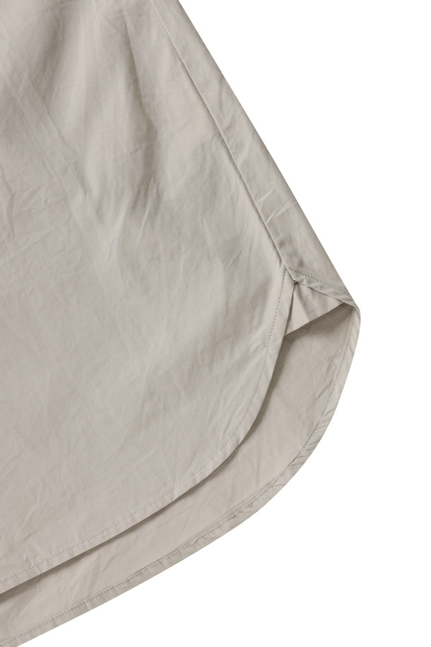 **MENS 코튼 포플린 워크 셔츠 - 그레이지**

부드러운 수피마 코튼 소재의 남성용 반소매 워크 셔츠입니다. 얇고 통기성이 좋은 포플린 원단으로 제작되어 봄, 여름철 쾌적하게 착용 가능합니다. 베이직하고 캐주얼한 스타일로 데이트룩, 카페룩 등 다양한 TPO에 활용할 수 있습니다. 박스핏과 레귤러 기장으로 편안한 착용감을 선사하며, 그레이지 컬러는 미니멀, 클래식 스타일을 연출하기에 좋습니다. 고밀도 직조로 제작되어 고급스러운 촉감을 느낄 수 있습니다.
