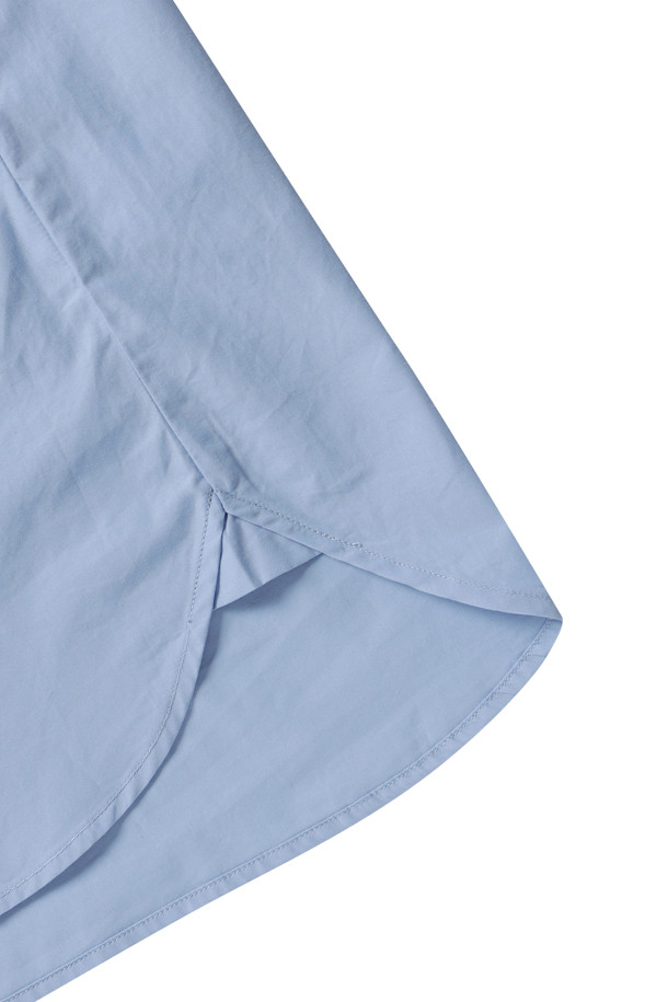 MENS COTTON POPLIN WORK SHIRT - LT.SAX (맨즈 코튼 포플린 워크 셔츠 - 라이트 삭스)는 부드러운 수피마 코튼 소재로 제작된 남성용 반소매 셔츠입니다. 라이트 삭스 컬러의 무지 디자인으로, 봄과 여름에 캐주얼하고 베이직한 스타일을 연출하기 좋습니다. 고밀도 직조의 포플린 소재로 제작되어 얇고 가벼운 착용감을 제공하며, 박스핏으로 편안하게 떨어지는 실루엣이 특징입니다. 데이트룩이나 카페룩에 적합하며, 미니멀하고 클래식한 스타일을 선호하는 분들께 추천합니다.
