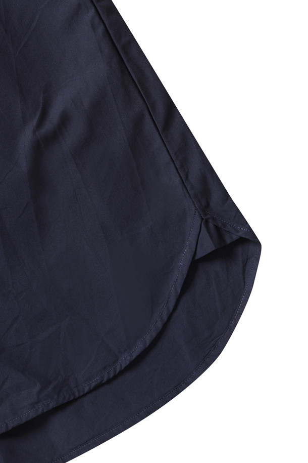 MENS COTTON POPLIN WORK SHIRT - NAVY (남성 코튼 포플린 워크 셔츠 - 네이비)는 부드러운 촉감의 고급 수피마 코튼과 고밀도 직조 포플린 소재로 제작된 남성 셔츠입니다. 얇은 두께감으로 봄, 여름 계절에 시원하게 착용할 수 있으며, 베이직하고 캐주얼한 스타일을 연출합니다. 네이비 컬러의 무지 디자인에 칼라 넥라인과 박스핏 레귤러 기장으로, 데이트룩이나 카페룩과 같이 편안한 분위기를 낼 때 좋습니다. 캐주얼, 미니멀, 클래식 스타일을 즐겨 입는 남성분들께 추천하는 반소매 셔츠입니다.
