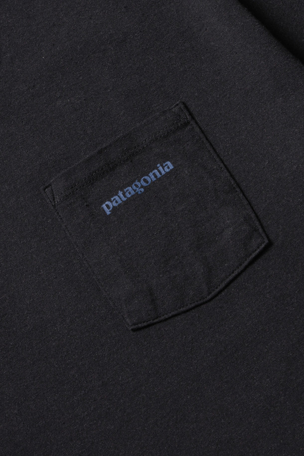 멘즈 보드숏 로고 포켓 레스폰서빌리티-티, 잉크 블랙 색상의 남성용 반소매 티셔츠입니다. 여름철 일상복으로 적합하며, 캐주얼, 미니멀, 클래식 스타일을 연출합니다. 리사이클 원단을 사용하여 제작되었으며, 라운드넥에 레귤러핏으로 편안하게 착용할 수 있습니다. 가슴 포켓에 로고 패턴이 돋보이며, 동네 마실룩이나 여행룩에 활용하기 좋습니다.
