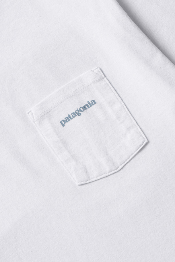 멘즈 보드숏 로고 포켓 레스폰서빌리티-티 - 화이트는 캐주얼한 스타일의 남성용 반팔 티셔츠입니다. 봄, 여름 시즌에 적합하며, 데이트룩, 동네 마실룩과 같은 TPO에 잘 어울립니다. 레귤러 핏의 라운드넥 디자인으로, 가슴 포켓에 로고 프린트가 있는 것이 특징입니다. 리사이클 원단을 사용하여 제작되었으며, 미니멀하고 클래식한 스타일을 연출할 수 있습니다. 일상복으로 활용하기 좋은 아이템입니다.
