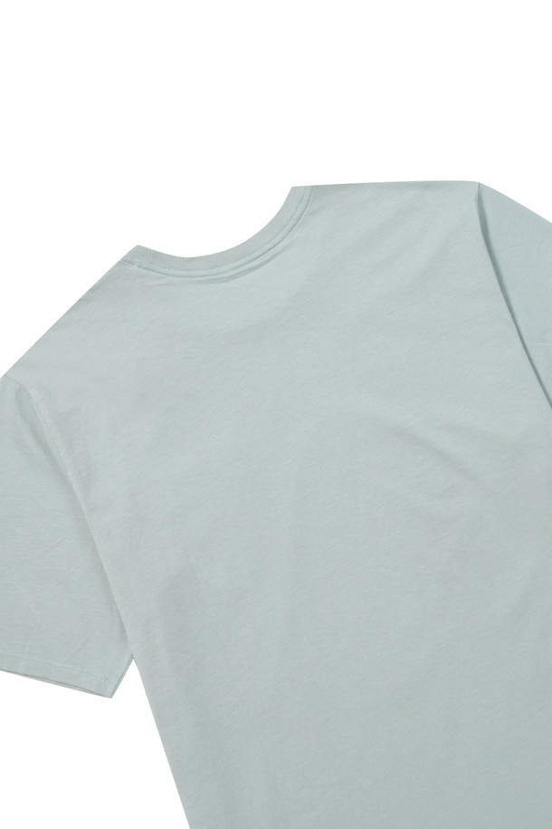 "Mens Daily Pocket Tee - Thermal Blue"는 부드러운 면 소재로 제작되어 봄과 여름에 시원하게 입기 좋은 반소매 티셔츠입니다. 레귤러 핏과 크루넥 디자인으로 베이직하고 캐주얼한 스타일을 연출하며, 얇은 두께감으로 편안한 착용감을 선사합니다. 왼쪽 가슴의 패치 포켓이 디자인의 포인트를 더하는 데일리 아이템입니다.
