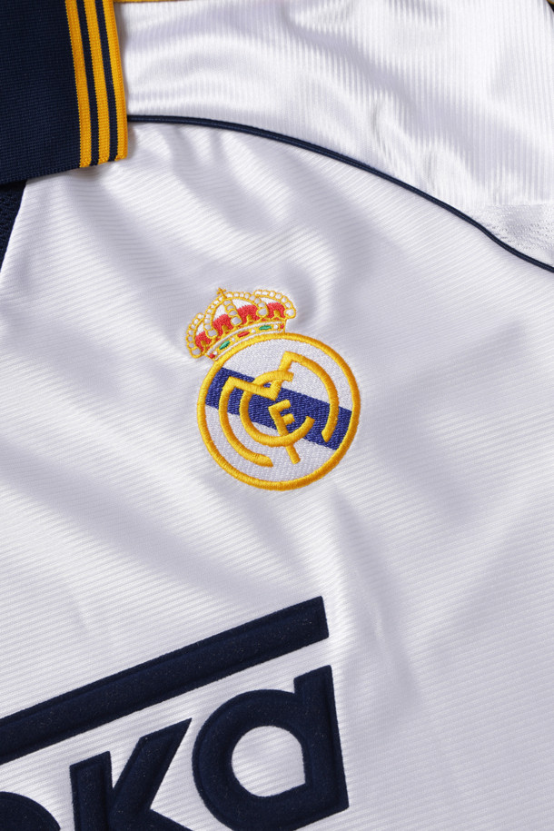 레알 마드리드 99/00 홈 유니폼 - 화이트는 남성용 스포츠 의류입니다. 봄, 여름 시즌에 적합하며, 스포티하고 클래식한 스타일을 연출합니다. 헨리넥 디자인에 루즈핏으로 편안하게 착용 가능하며, 반소매 기장과 로고 패턴이 특징입니다. 레트로 축구 유니폼으로, 자수 로고가 돋보이는 디자인입니다. 피트니스룩, 휴가룩, 여행룩 등 다양한 TPO에 활용할 수 있습니다.
