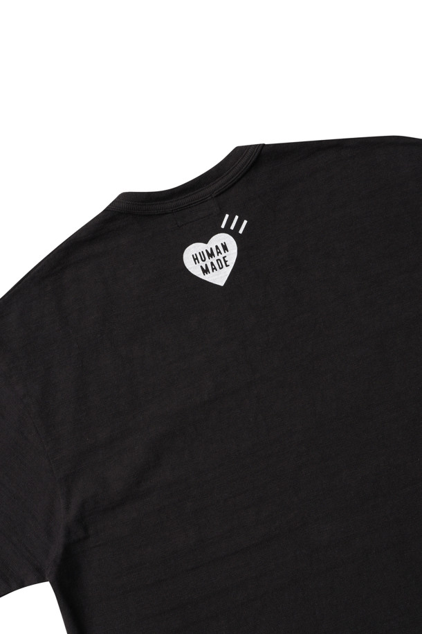 **GRAPHIC T-SHIRT - HM29TE009 블랙**

남성용 그래픽 티셔츠입니다. 블랙 컬러에 레귤러 핏으로 제작되었으며, 봄, 여름 시즌에 착용하기 좋습니다. 슬러브 원단과 워싱 가공으로 부드러운 촉감을 선사하며, 라운드넥 디자인에 그래픽과 로고 패턴이 특징입니다. 캐주얼, 스트리트, 미니멀 스타일을 즐기는 분들께 추천합니다. 반소매 기장의 면 소재 티셔츠입니다.
