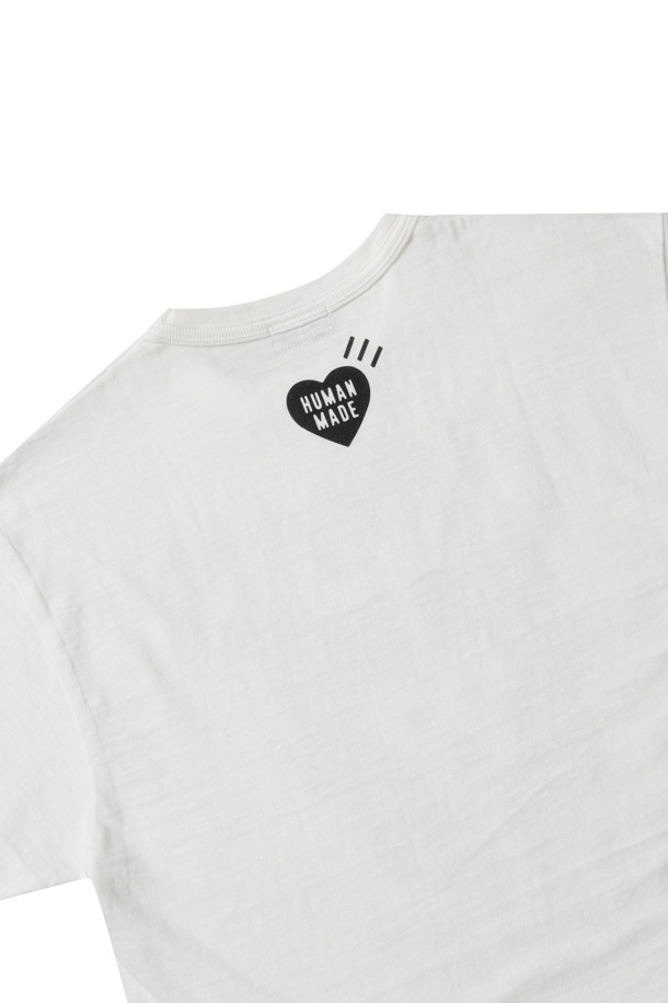 HM29TE009 화이트 그래픽 티셔츠는 남녀 공용으로, 봄, 여름 시즌에 활용하기 좋은 반소매 얇은 티셔츠입니다. 부드러운 촉감의 면 소재로 제작되어 편안한 착용감을 선사하며, 레귤러 핏으로 제작되어 어떤 스타일에도 쉽게 매치할 수 있습니다. 슬러브 원단에 워싱 가공을 더해 빈티지한 멋을 살렸으며, 라운드넥 디자인으로 깔끔한 느낌을 줍니다. 캐주얼, 스트릿, 미니멀 스타일을 즐겨 입는 분들께 추천하며, 동네 마실룩이나 산책룩에 활용하기 좋습니다.
