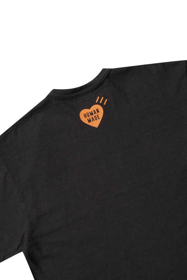 **GRAPHIC T-SHIRT - HM29TE012 BLACK (그래픽 티셔츠)**

캐주얼과 스트릿 스타일을 넘나드는 남성용 그래픽 티셔츠입니다. 부드러운 촉감의 면 소재에 슬러브 원단을 사용하여 편안한 착용감을 선사합니다. 앞뒤 그래픽 프린트 디자인과 워싱 가공으로 자연스러운 멋을 더했습니다. 레귤러핏에 라운드넥, 반소매 기장으로 활동성을 높였으며, 봄, 여름철 일상복으로 활용하기 좋습니다. 동네 마실룩, 여행룩, 미니멀한 스타일 연출에 적합합니다.
